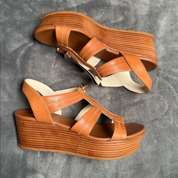 Michael Kors Berkeley Tan Platform Wedge Sandals Size 9.5 - Picture 1 of 7